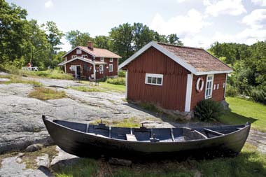 På tur i skärgården Det finns många sätt att ta sig runt i skärgården. Under högsommaren avgår Skärgårdslinjen varje dag efter turlista, bland annat från Tyrislöt till Harstena.