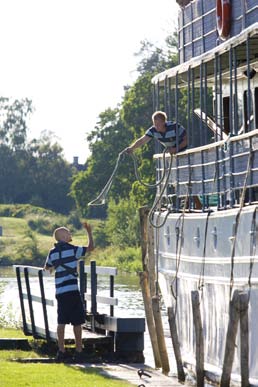 Göta kanal I år är det 200 år sedan kanalbyggets första spadtag togs och visst känns historien mäktig. Kanalen byggdes som transportväg tvärs genom landet, men används idag av semesterfirande båtfolk.