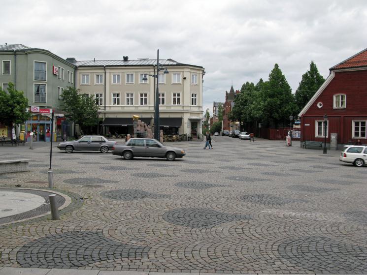 Målet med ombyggnationen var att minska antalet olyckstillbud på torget och öka attraktiviten samt skapa förutsättningar för möten på platsen.