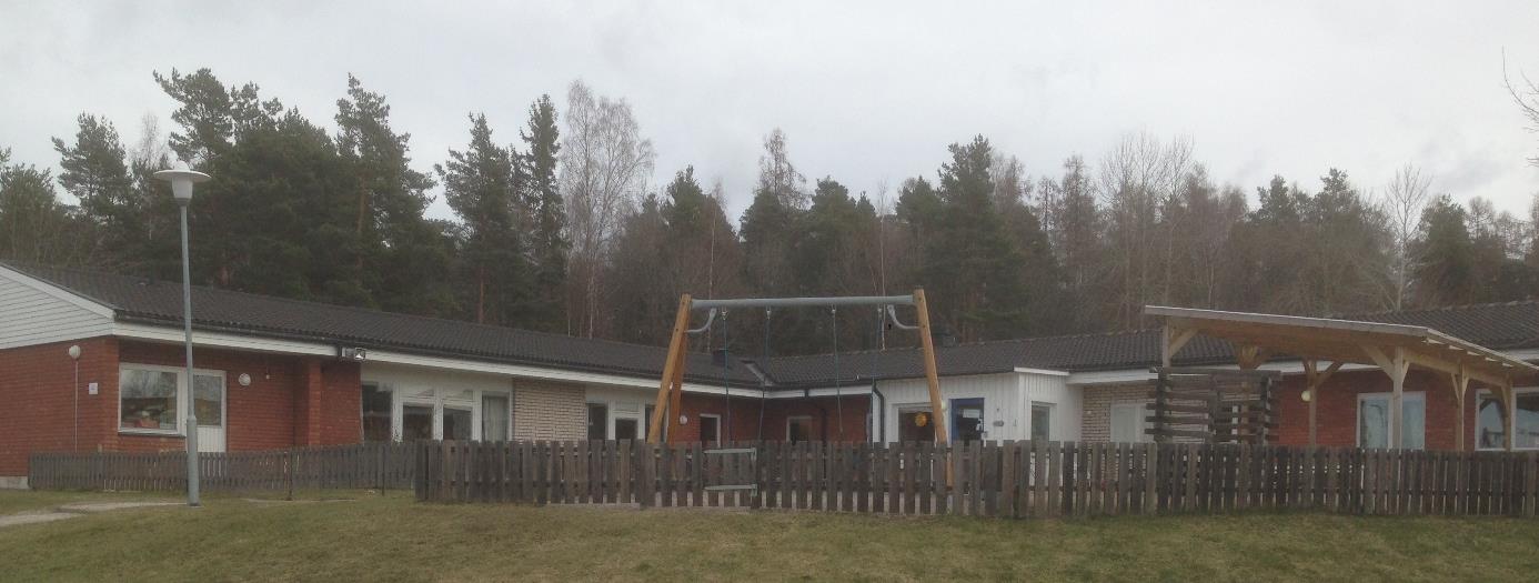 Åkersskolan, Tosteröskolan, Härads skola och Lännaskolan har liknande förutsättningar som Stallarholmsskolan, alltså flera byggnader, några av dem i flera plan, där solelsinstallationer skulle passa