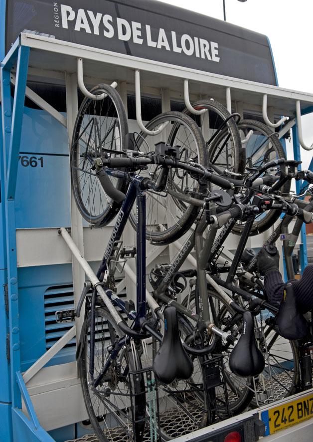 Baksidan på en fransk distansbuss med plats för sex cyklar. Enkel, säker och snabb upphängning.