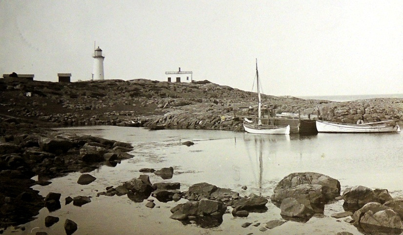 2 Olika förändringar har genomförts på Fyrplatsen; en båtplats anlades 1894 vid Tjuvelthamn, fyrvaktar- och fyrmästarhuset har under årens lopp byggts till och moderniserats och fyrens tekniska