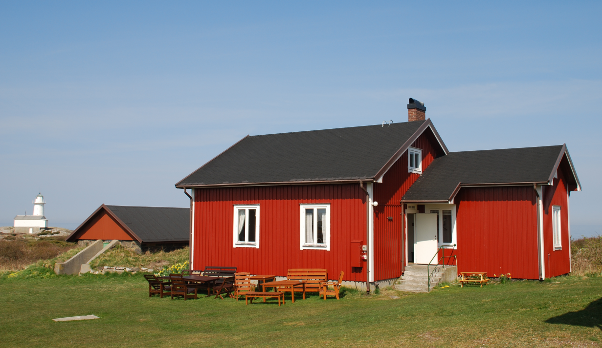 Tjuvelthamn för hundra år sedan (1913). Bryggan var då en stenkista med träpålar och plankor. Var ångpannehuset och bodarna för fotogen och redskap låg syns bra på fotot.