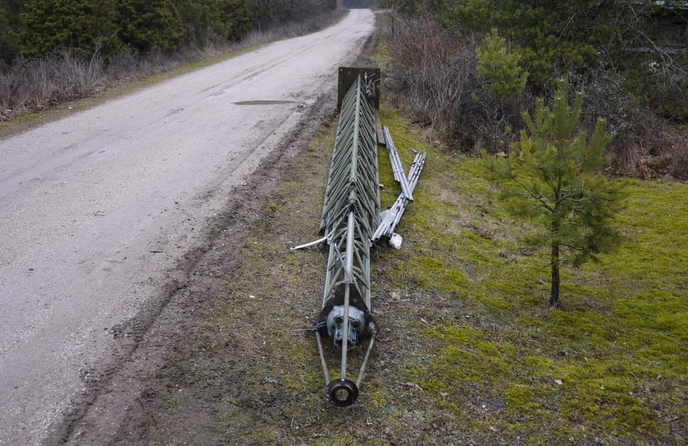 1 Ett blickfång mindre i Ljugarn. SM1WXC har sålt sin mast! Nu blir det en mobilpinne i Visby. Din kanal mot bättre vetande SSA-Bulletinen v 10 5/3 2014 Redaktör SM1WXC Christer.