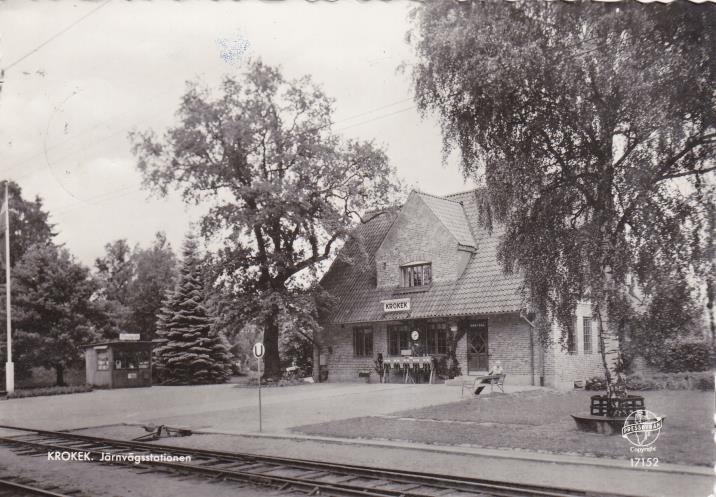 Stationshuset - ett hus med historia Sedan år 1915 har det funnits tågtrafik här. Då invigdes järnvägssträckan Nyköping Åby. Den hade varit dyr att bygga, för terrängen var besvärlig.