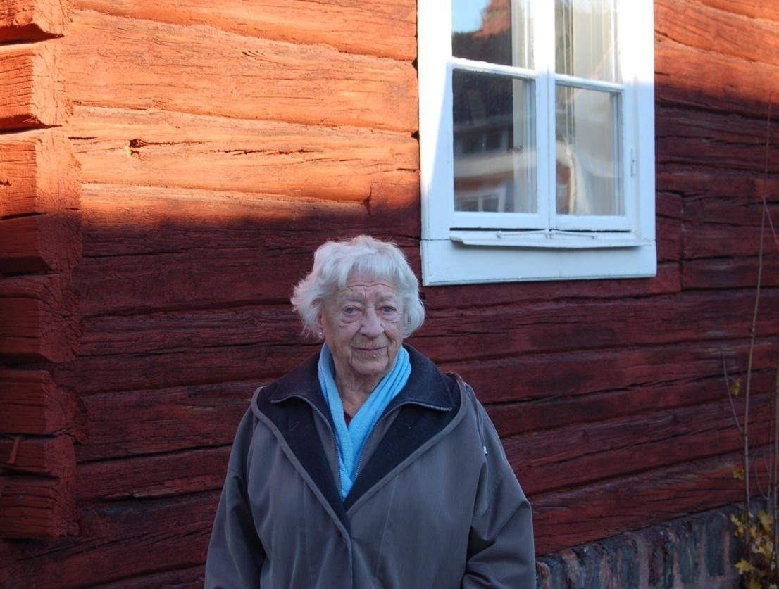 Ruth utanför sitt barndomshem Besser 10 i Gamla byn, Avesta.