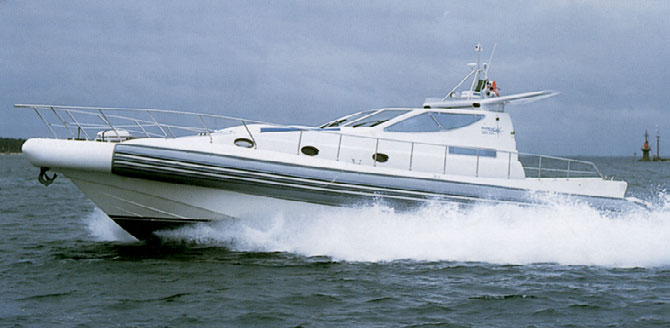 En grundläggande egenskap för RIB är att lufttuberna stabiliserar båten. Vissa RIB kan också ha skumfyllning i tuberna och då kallas dessa båtar för RBB.
