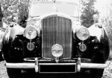 Bentley MK V. Cornich var en sportigare variant och man provkörde dessa bilar på snabba vägar i Frankrike. Tyvärr krockade man ett par stycken av bilarna där nere under dessa prov.