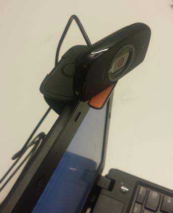 Webcam Logitech B525 HD En liten behändig webkamera som fälls ut, vrids, och hängs på datorns lock.