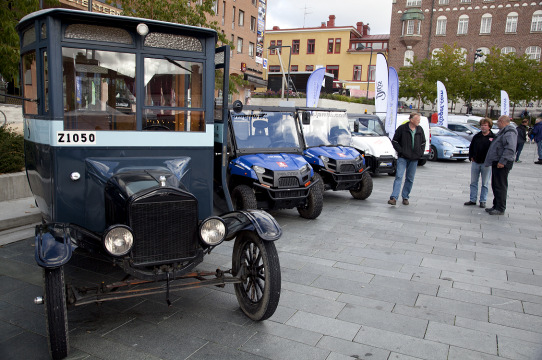 Elbilsvisning i Östersund 20 september 2013. I förgrunden syns museet Jamtlis gamla veteranbuss som konverterats till eldrift.