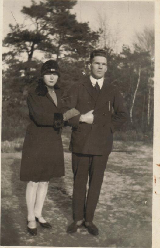 M S0_275 Ulla Lö fgren g Nilssön ina föräldrar träffades troligen omkring 1927. Jag vet att de förlovade sig på pappas 25-årsdag, den 31/7 1928.