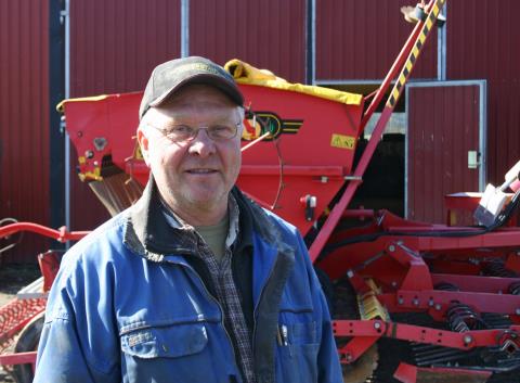 Hässlingby från Kyrkvägen år 2012. Linoleumryck av Kjell Olson med Tvåkyrkovägen Österhaninge konstförening utgav det 1975 i samband med deras 25-årsjubileum.