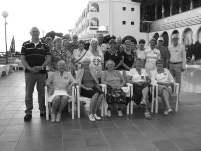 Hela sällskapet från Seniorerna har tagit en paus på terrassen till hotel Colina Mar.
