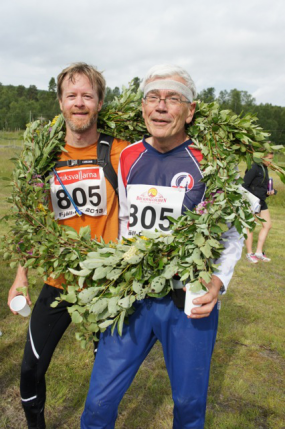 Gammelluffare vann fjällorientering Kransbehängda log Joachim Bäcker och Leif Magnusson mot kameran efter segern i en tredagars fjällorientering i Härjedalen nu i somras.