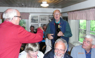 Janne Björkman hyllades, liksom övriga jubilarer, med en flaska fint rödvin. Omar Magnergård fick ta över vandringspriset efter Per Sommerhein som regerande Mästare inom Gamla Luffare.