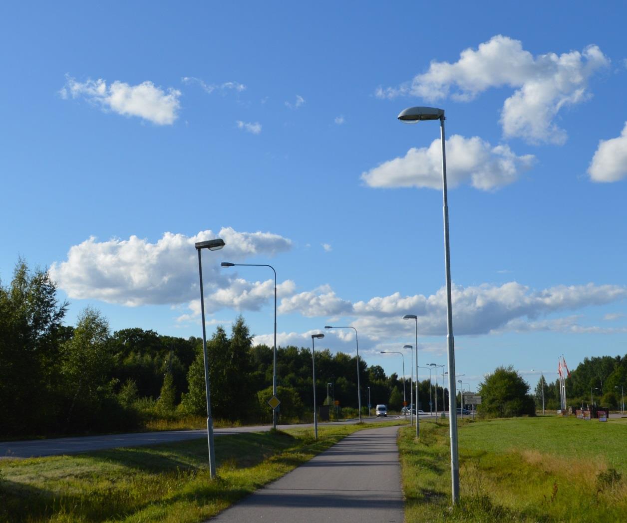 Vi avsutar med ett skräckexempel från 2012: På bilden till höger har vi nyanlagd belysning för gång- och cykelväg: högtycksnatrium Vi har utbytta vägbelysningsarmaturer på separat stolpe: