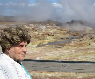 Birgit berättar: - Jag har alltid velat se Island, och nu kunde det bli av. Vår dotter Inger följde med. Vi hyrde lägenhet i Reykjavik och en bil, så vi kunde komma ut och se oss omkring.