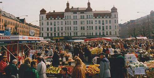 tid vid torget, författarinnan Herta Wirén bodde som barn vid torget, Östen Warnerbring växte upp på Möllan, liksom bland annat Jan Malmsjö, Lennart Kjellgren, Gunnel Nilsson, Nils