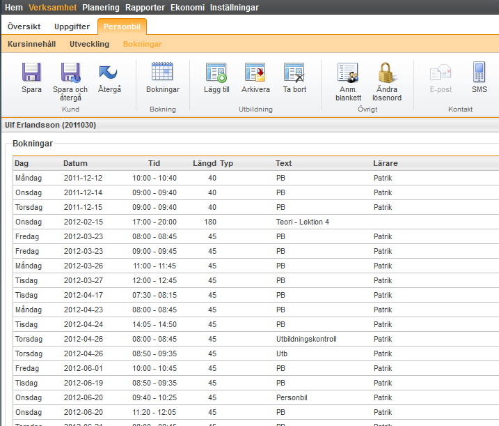 8.1.6.2 ALLA BOKNINGAR Bokningar Bokningsfliken innehåller alla bokningar på vald behörighet i listformat. Här visas alltså både utförda, men även kommande lektioner. 8.1.7 BOKNINGAR Markera den aktuella eleven under Kunder och klicka på Bokningar-knappen för att boka en ny tid för kunden med vald behörighet och lärare.