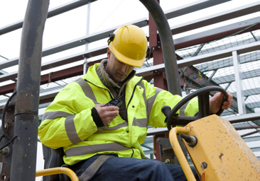 SBM8000 är en fordonsbaserad, fast mobil lösning för olika branscher. Den erbjuder full funktionalitet med utmärkt ljudkvalitet. Både UHF- och VHF-versioner finns tillgängliga.