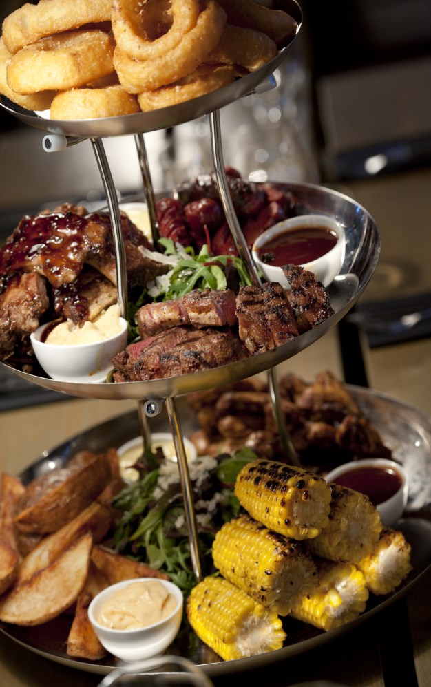 sallad, tomat, saltgurka, coleslaw, bacon, lökringar & pommes frites 255:- Varje onsdag & fredag 1/7-17/8 efter 18:00 dukar vi upp vår BBQ Buffé 295:- /person Barn: 0-3år 30:-, 4-6 år 55:-, 7-9 år