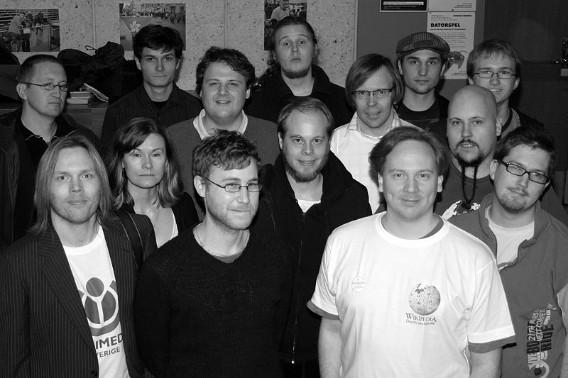Wikimedia Sveriges styrelse och några medlemmar, 2008 Föreningen har egentligen inget med Wikipedia att göra.