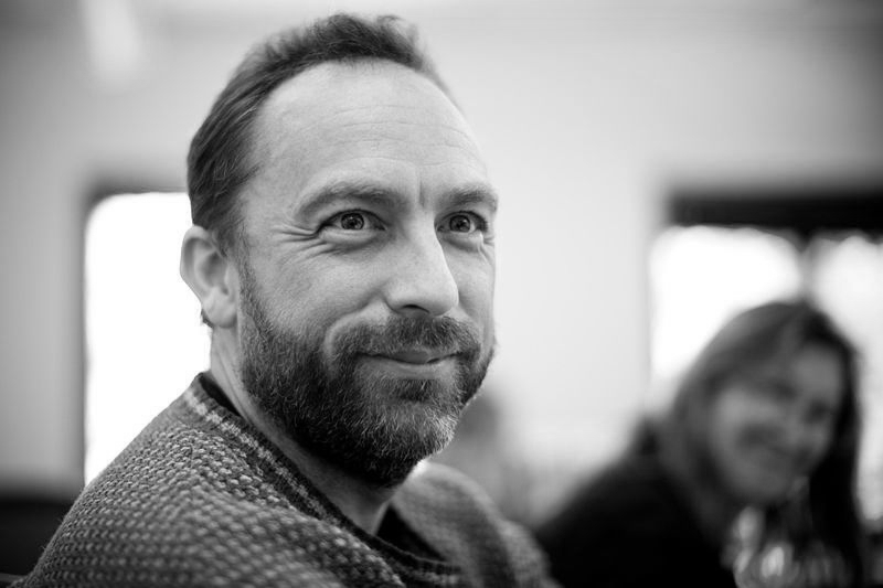 Jimmy Wales 1. Du har en BA, en Master's degree och nästan en PhD i ekonomi. Sedan arbetade du på ett IT-företag tills ITbubblan sprack omkring år 2000.