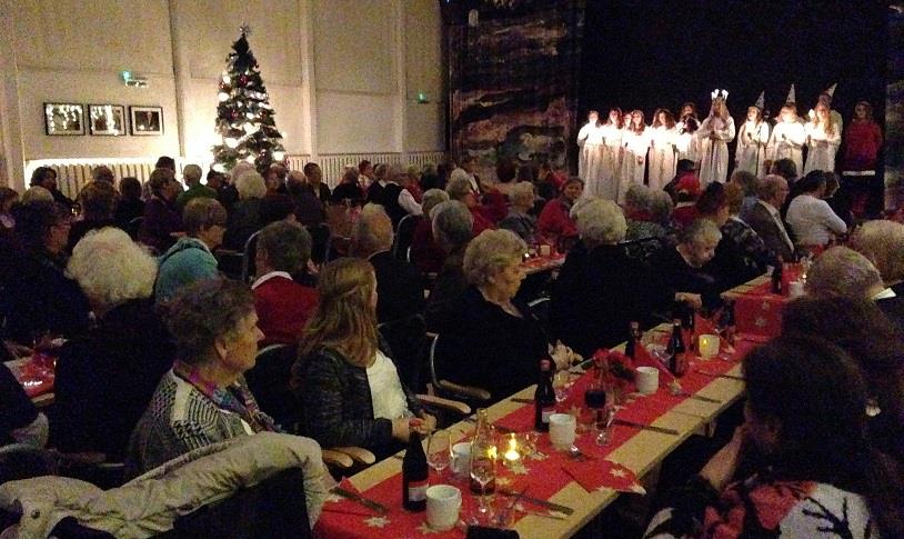 Stämningsfull julfest Bild: Luciatåget på scen framför den välfyllda lokalen Fredag den 12 december var det återigen dags för SRF Göteborgs traditionella julfest.