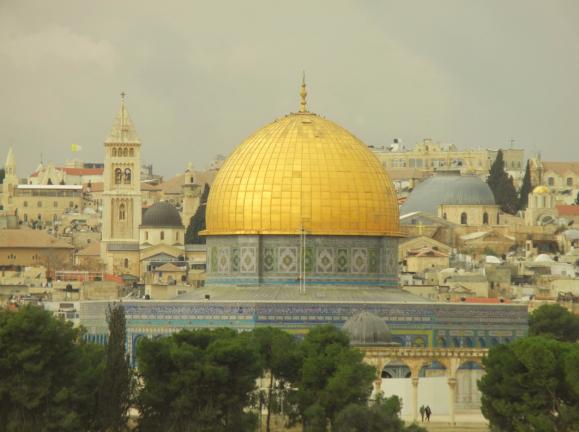 Följ med på en spännande resa till en av vår civilisations födelseplatser. Besök Jerusalem där tre världsreligioner möts, se Klagomuren, Klippmoskén och Uppståndelsekyrkan.
