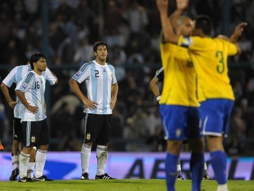 Mexiko vann, Tjeckien kryssade bort sig och Argentina sjönk djupare Lördagens VM-kval bjöd på en riklig mängd viktiga matcher från alla världens hörn.