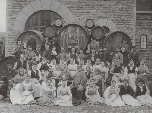 Personalen vid Neumüllers Bryggeri ställer upp för klassisk fotografering med ölfat och sejdlar sommaren 1898.