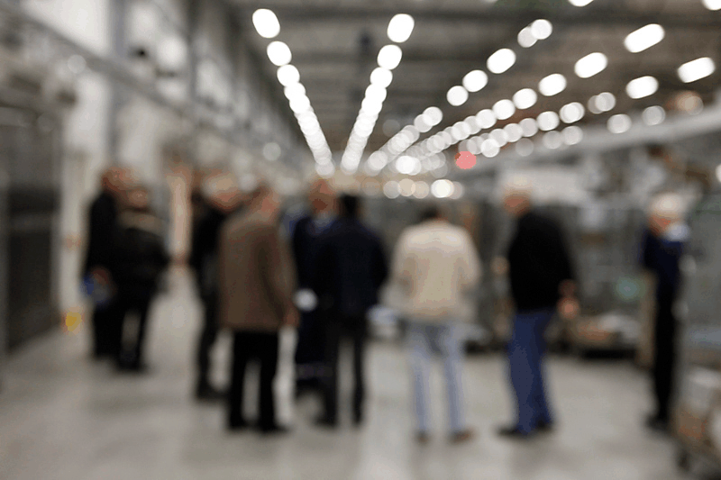 Kurskamraterna Postkamraternas besök på Segeltorps paketterminal den 17 november. Nedan: Kvällens guide Khaled Ahmed Chowdhury. Till höger, översta bilden, fr.