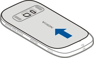 Sätta i eller ta ur ett minneskort Använd endast microsd-kort som godkänts av Nokia tillsammans med enheten.