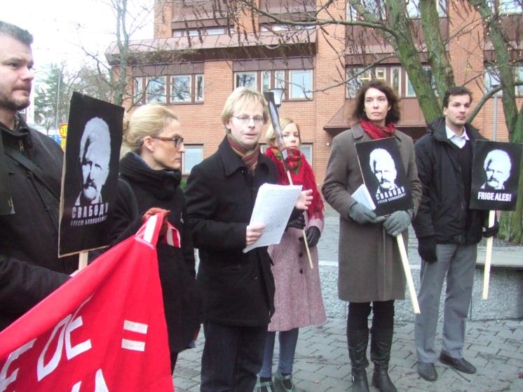 I samband med att domen mot Bjaljatski föll arrangerade vi spontant en ny demonstration utanför ambassaden, denna gång tillsammans med Civil Rights Defenders.