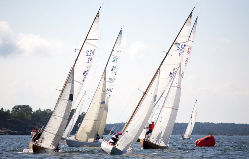 Sjögårdsregattan ny kappsegling för träbåtar mitt i Stockholm Stockholm får en ny kappsegling för seglande träbåtar i samband med Veteranbåtsmötet och Skärgårdsmässan i Vasahamnen den 1-3 juni 2012.