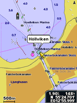 Använda sjökort Visa ytterligare objektinformation Använd kartpekaren ( ) för att visa information om kartobjekt, waypoints och sjökort på kartan.