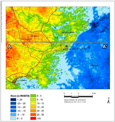 Figur 5-9. Topografi i Simpevarpsområdet (vänster) och längs snitt A-A (höger). Ett intervall på 140 200 m djup för ett slutförvar för kortlivat rivningsavfall är markerat under Ävrö.