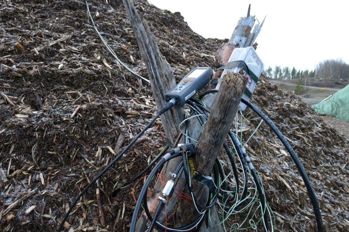 Temperatur och gasmätningar. Temperatur och gas-slangar: 8 st slangar med temperaturgivare placerades i varje stack, med mätpunkt vid varje nätsäck.