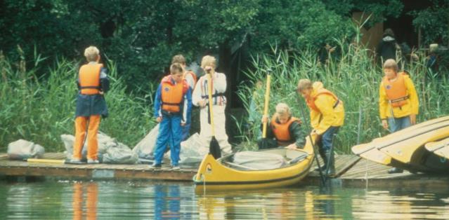 Den främre toften har ett mellanrum där fötterna får plats. INNAN PADDLING I kanoten ska ni vara två till tre stycken.