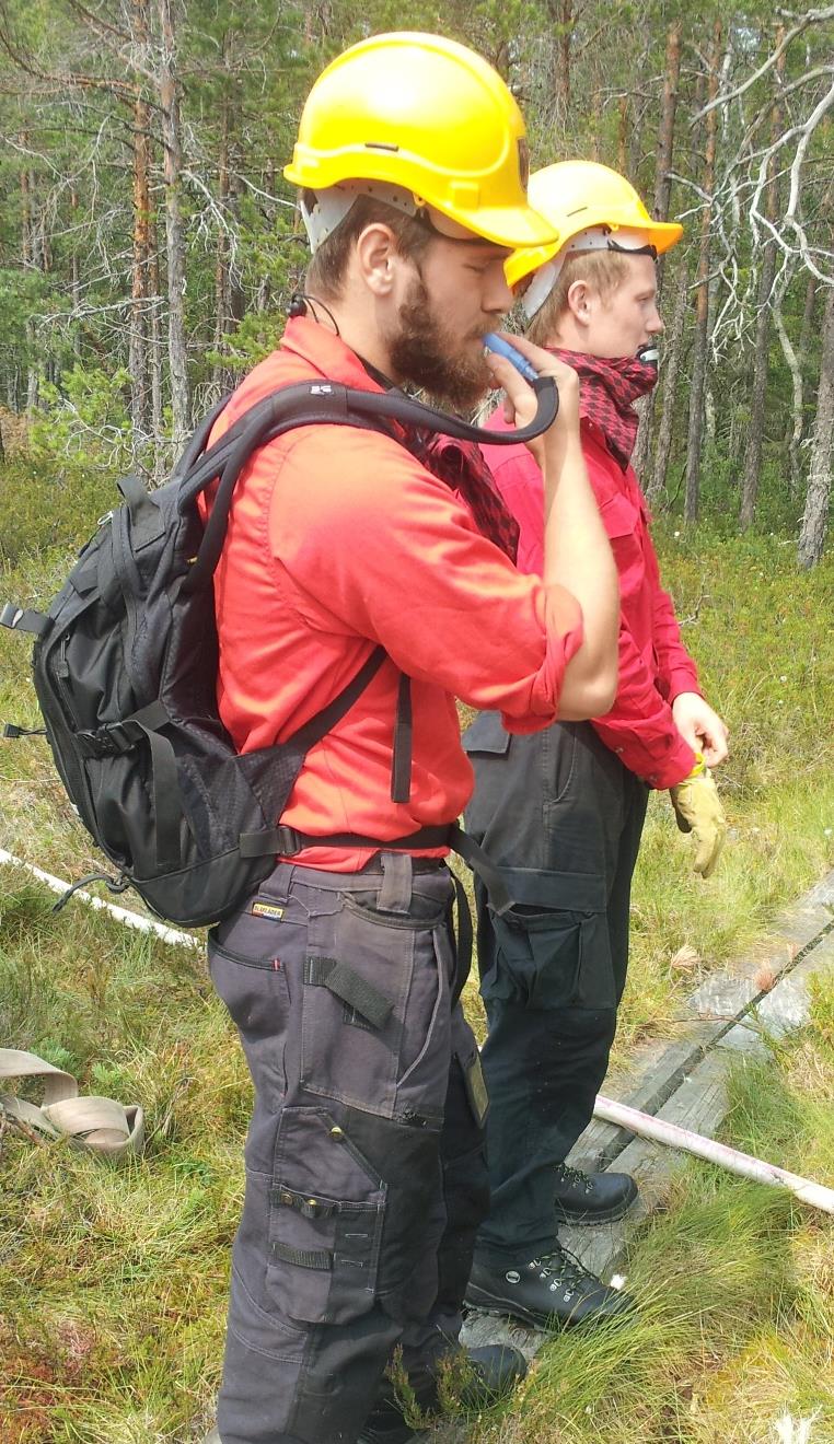 Arbete med naturvårdsbränning och mark- & skogsbrand är varmt, svettigt och vätskekrävande.