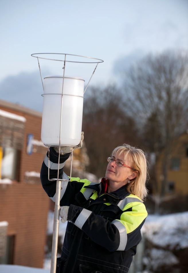 Öppen 41 av 65 Omgivningsundersökning för mätning av stoft Det finns sammanlagt 16 stycken mätutrustningar för totalstoft utplacerade i omgivningarna, inom och utanför företagets verksamhetsområde.