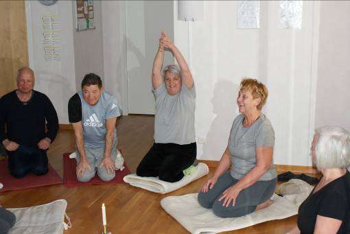 Yoga En bra start på dagen Varje morgon, utom lördag och söndag, träffas några grannar i BoVivas 55+ boende vid Danvikstull i Stockholm för att utöva yoga tillsammans.