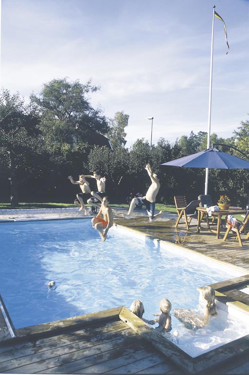 tema bygg & bo Egen pool har MYCKET NÖJE. Det lär inte dröja länge innan poolområdet dräller av folk. Foto: Folkpool Förr var en pool förknippat med överdådig lyx. Nu finns det snart på var mans tomt.