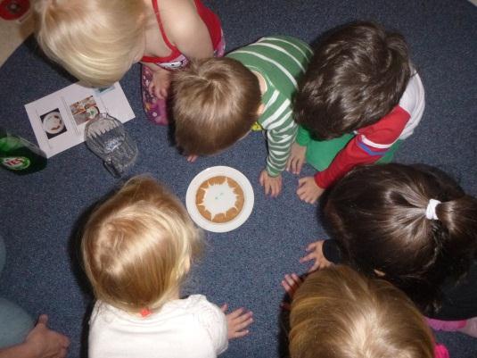 Kultur 2015-02-24 Vi har firat alla hjärtans dag tillsammans! Först firade hela förskolan tillsammans, genom att fika ihop på Skogsmusen efter sångsamlingen.