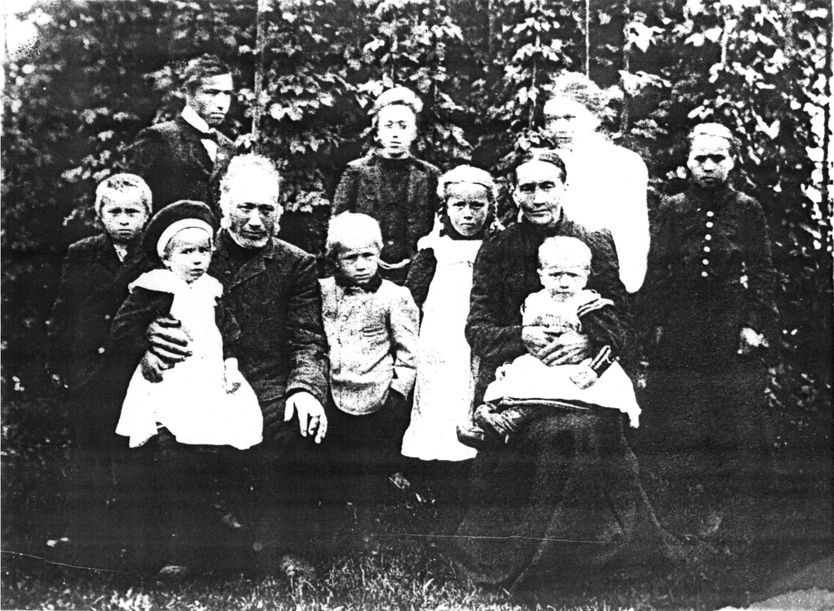 Ol-Annersas son, Gustaf Allarm kallad Ol-Gustaf, och hans hustru Kristina Albertina samt deras nio barn, Sara Kajsas barnbarn. Fotot är från omkring 1907.