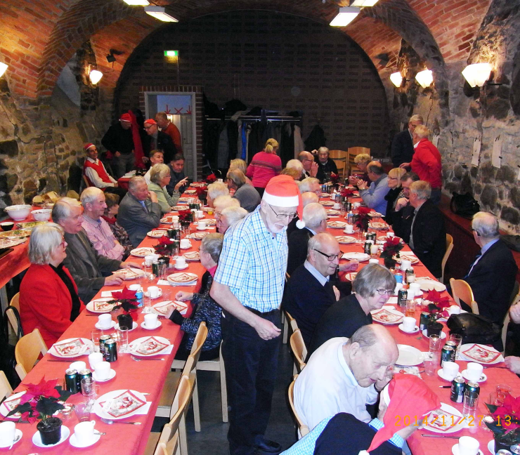 Trivsel, värme, skratt och glädje på jullunchen Lasse Andersson passar upp vid de festligt dukade borden. Foto: Reine Borgström Det är ju ett bra tag nu sedan Gammelluffarnas jullunch den 27 november.