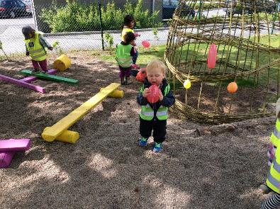 Förskolan stänger kl 16.00 SKANSENRESA för alla barn på Regnbågen, på torsdag den 28 maj.