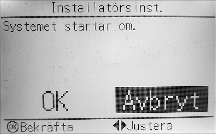 Konfiguration 3. Gå till 02 med och. 2. Ställ in aktuellt datum och tid. Resultat: Det värde som ska ändras är nu markerat. 4. Ändra värdet med hjälp av knapparna och. 5.