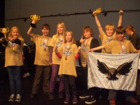 FIRST LEGO League Härnösand 2012 Presentasjon av laget Robotfalkarna Vi kommer fra Sävar Snittalderen på våre deltakere er 11 år Laget består av 3 jenter og 4 gutter.