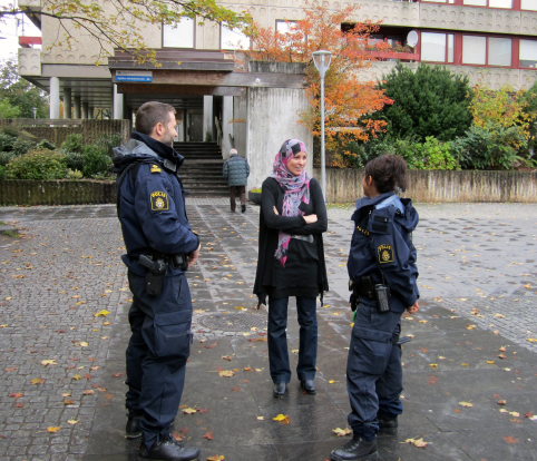 20 -BLADET SAMTAL. Kontakt med boende är viktigt för områdespoliser. Foto: MARIAN HASSAN Dialogen är viktig för Hjällbos poliser Om man råkar illa ut vill man att polisen ska finnas nära.